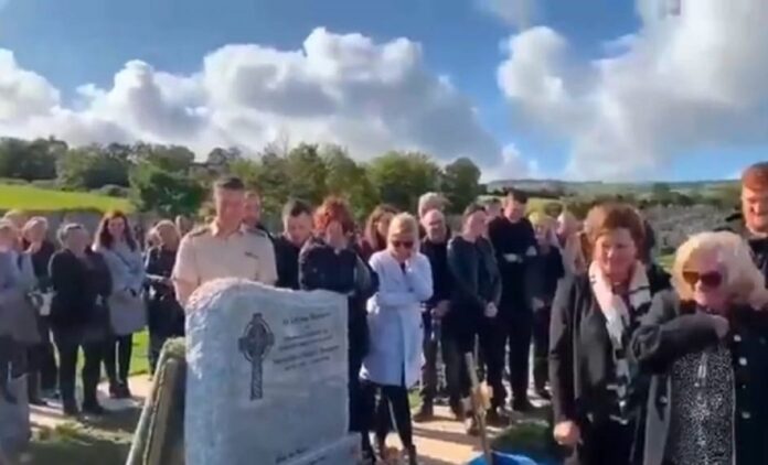 Durante il funerale del veterano Bradley si sente la sua voce