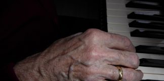 Oncologico di Bari. 90enne allieta l'attesa suonando il piano
