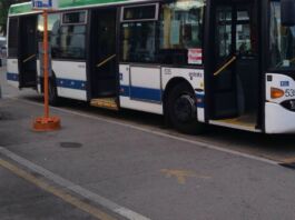 Denunce a chi parcheggia ostruendo passaggio bus Amat