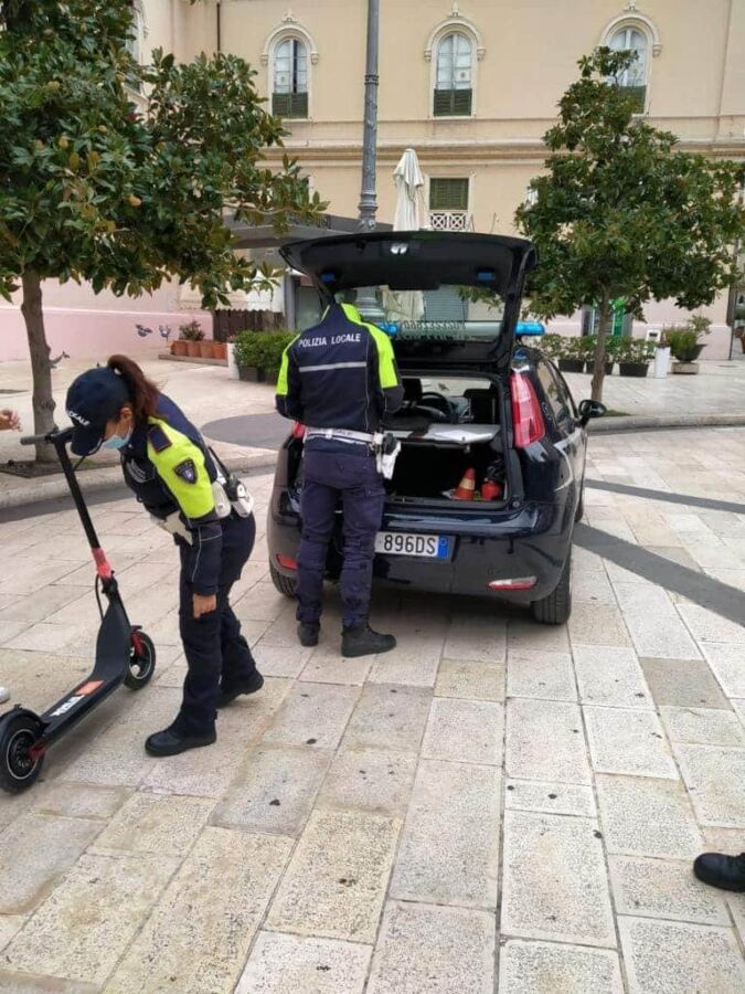 Taranto: controlli della Polizia sull'uso dei monopattini elettrici