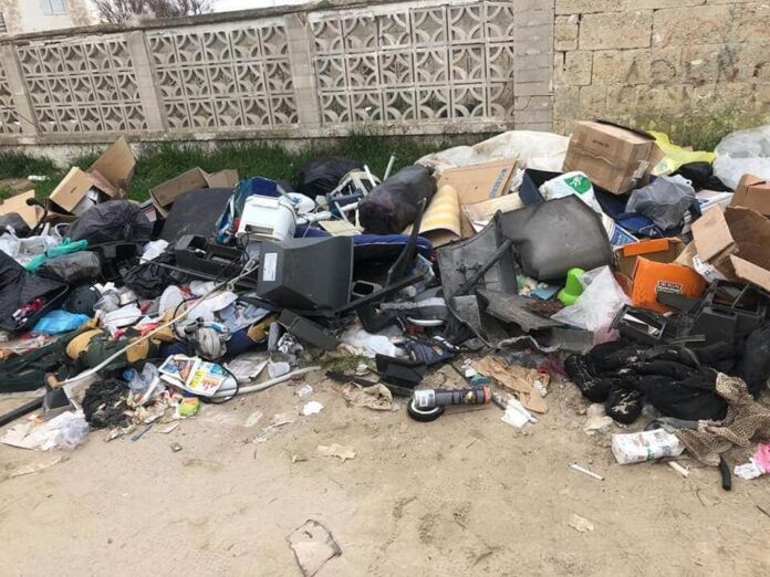 Marina di Taranto: rifiuti abbandonati vicino al mare