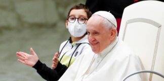 Papa fa sedere un bambino di San Ferdinando di Puglia