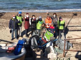 Volontari ripuliscono Taranto