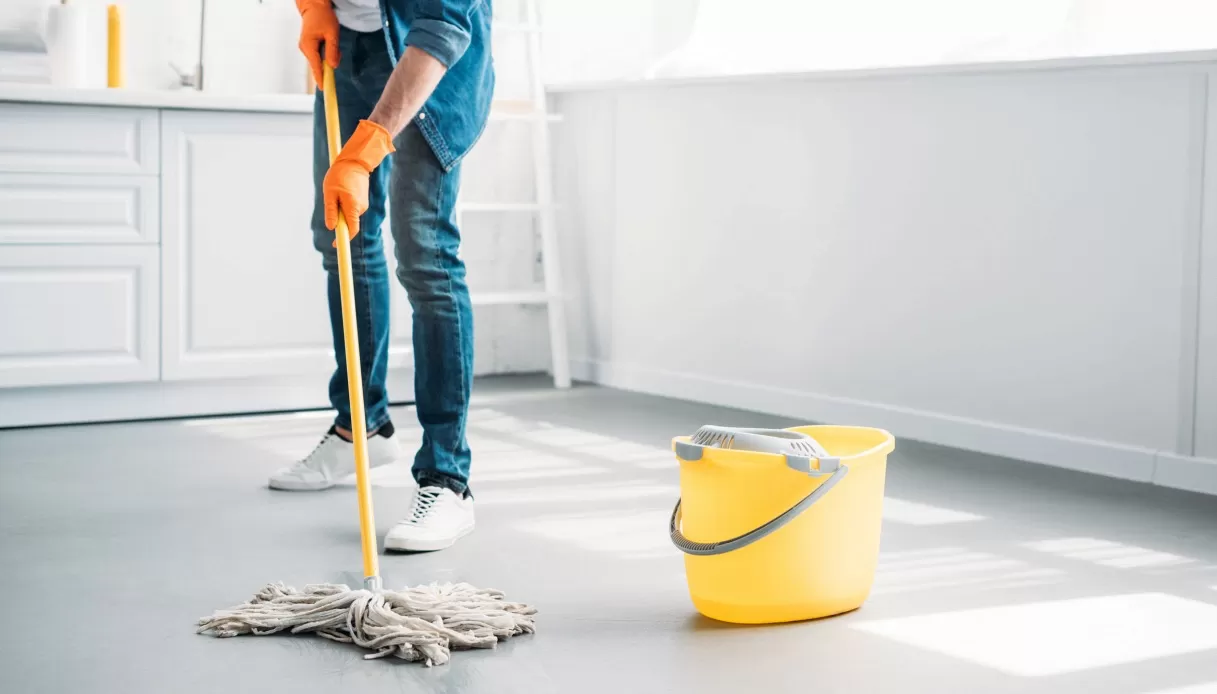 Come pulire il pavimento con ammoniaca: ecco il trucco che