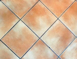 Fughe del pavimento annerite? Passa questa miscela e torneranno bianche in pochi minuti
