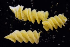 L'acqua della pasta non si butta: ecco 5 modi sorprendenti per riutilizzarla