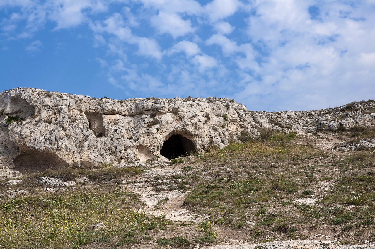 Dolmen della Murgia, antiche strutture preistoriche immerse nella natura, poco conosciute e visitate.