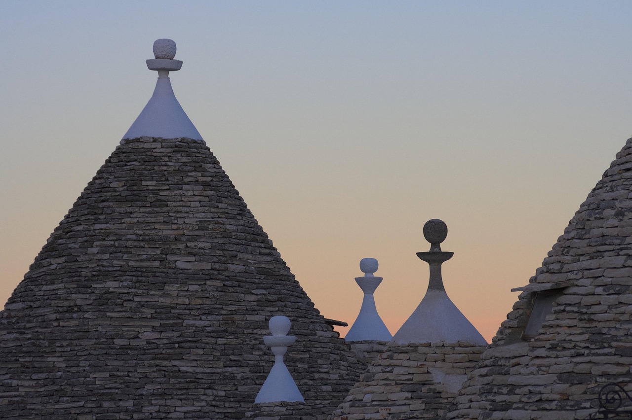 Trulli unici in un paesaggio pittoresco, vista suggestiva della tradizionale architettura pugliese.