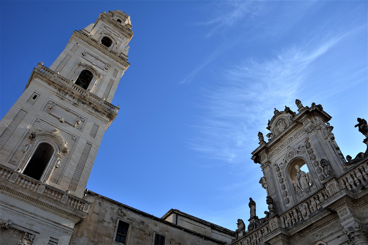 Vista di un palazzo barocco a Martina Franca, con dettagli architettonici e il caratteristico centro storico.
