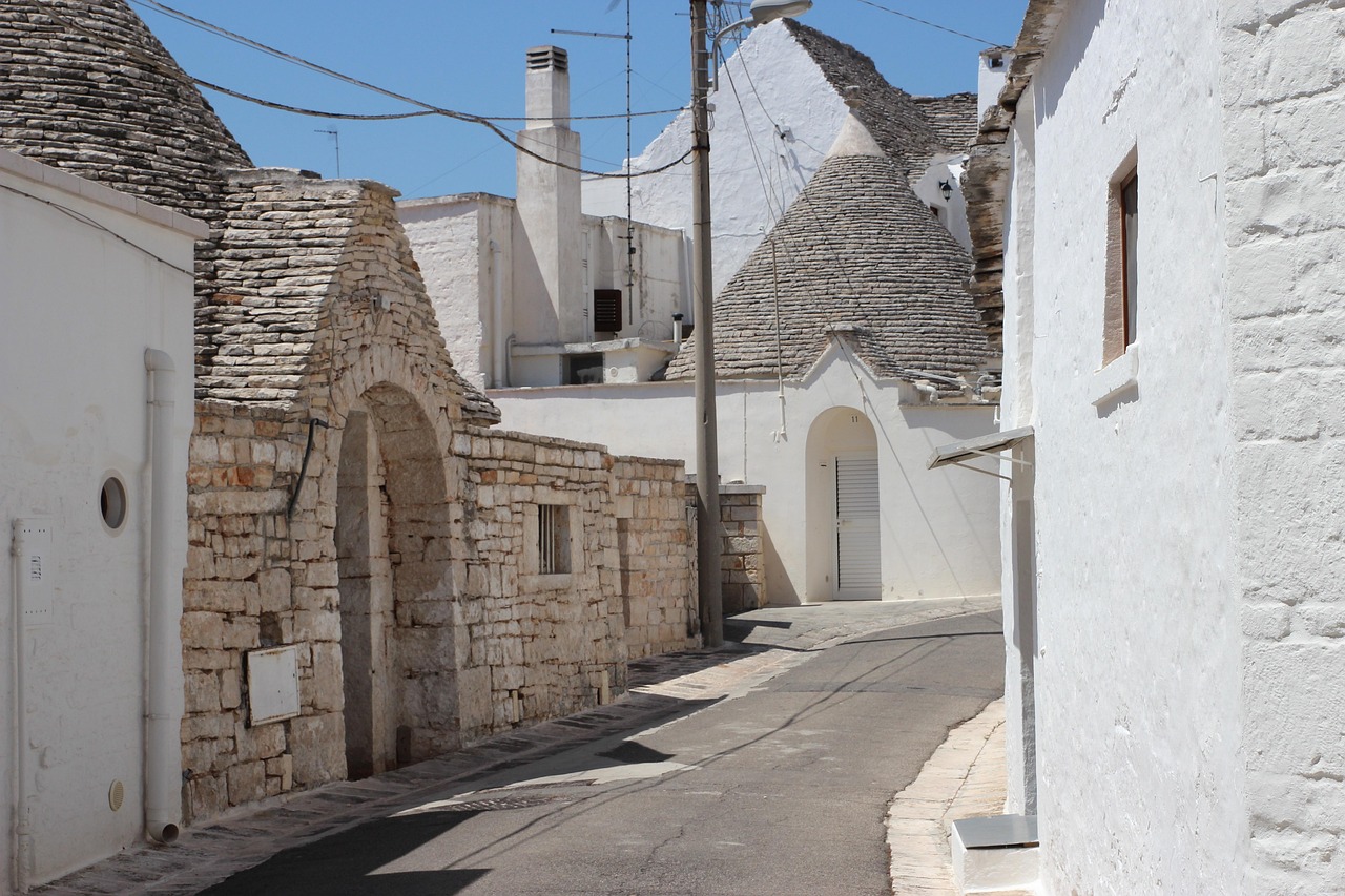 Panorama della Valle d'Itria con trulli e borghi storici visibili lungo il percorso in auto.
