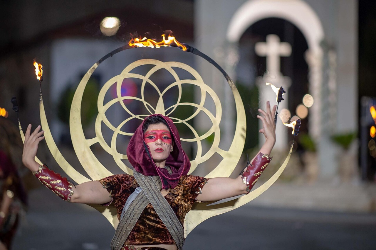 Rito del fuoco in un paese pugliese, con fiamme danzanti e partecipanti in abiti tradizionali.