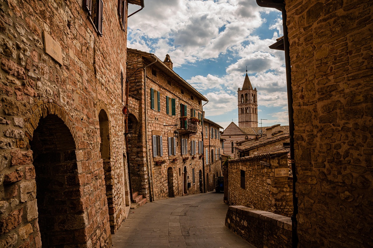 Borgo medievale con architetture storiche e strade acciottolate, simbolo di tradizione italiana.