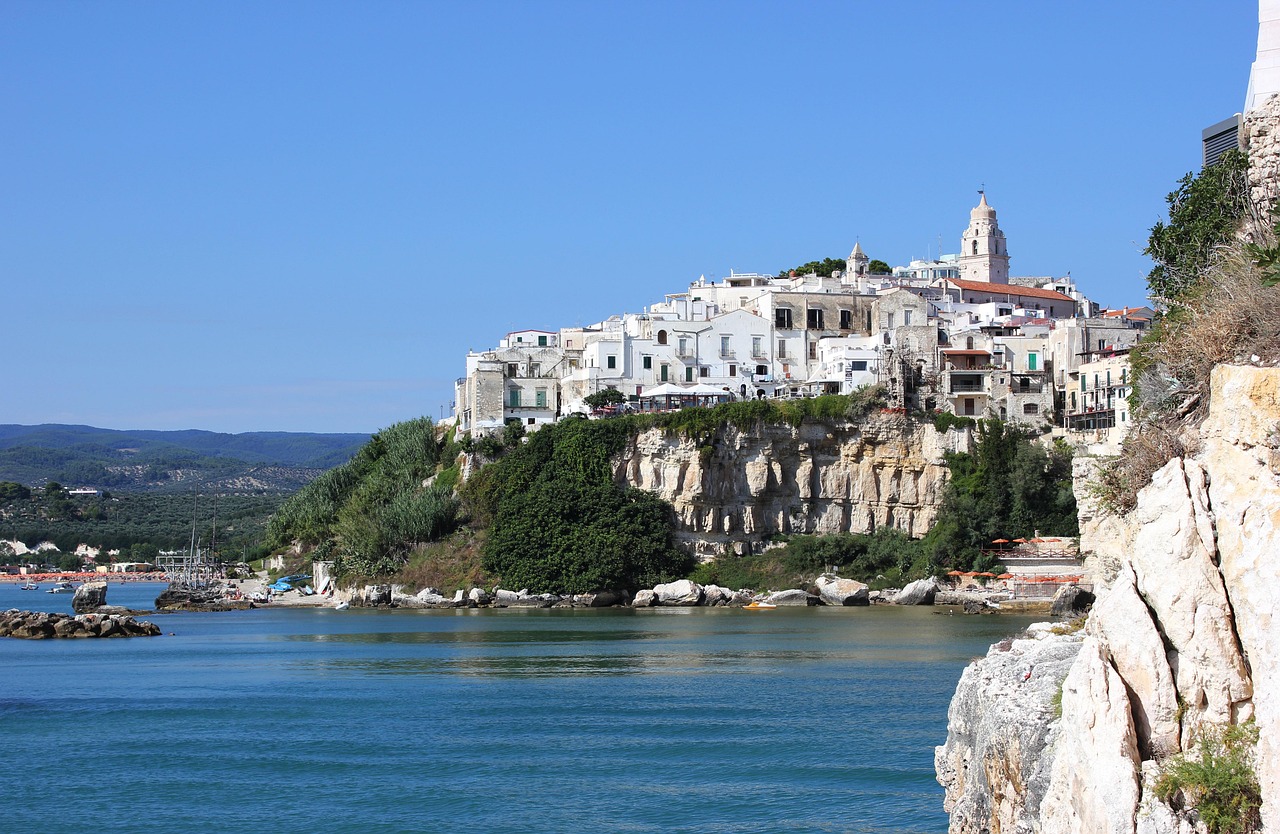 Vista panoramica di Vieste, con il suo centro storico e il mare cristallino sullo sfondo.