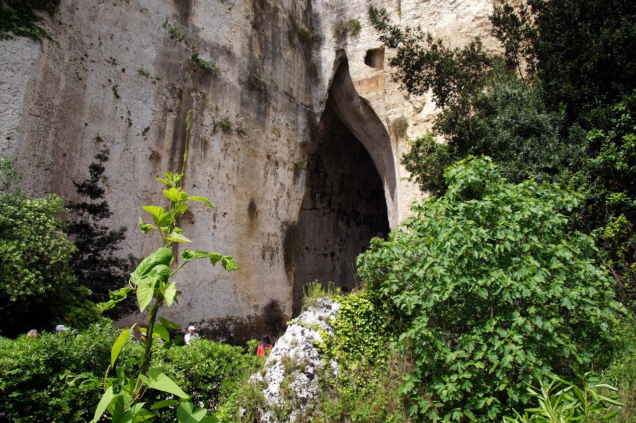 Grotte suggestive del Salento, incantevoli formazioni naturali immerse nella natura.