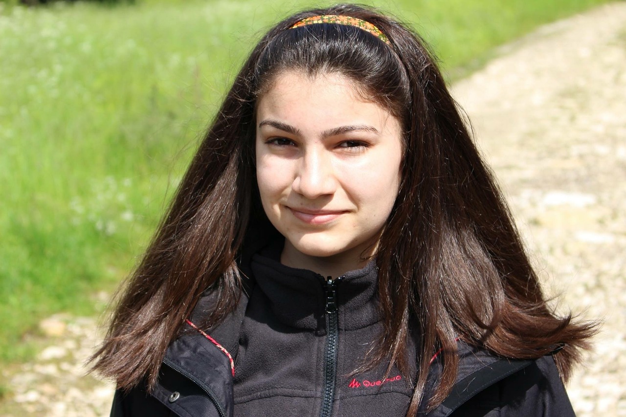 Giulia, 19 anni, in ospedale, riflette il dramma di una giovane vita spezzata da un mal di testa intenso.