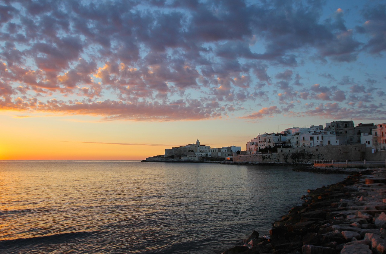 Aperitivo al tramonto in un locale panoramico del Salento, con vista sul mare e atmosfera suggestiva.