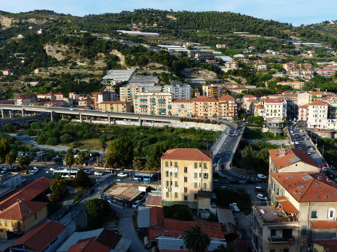 Immagine satellitare di Taranto utilizzata per monitorare le bonifiche ambientali.
