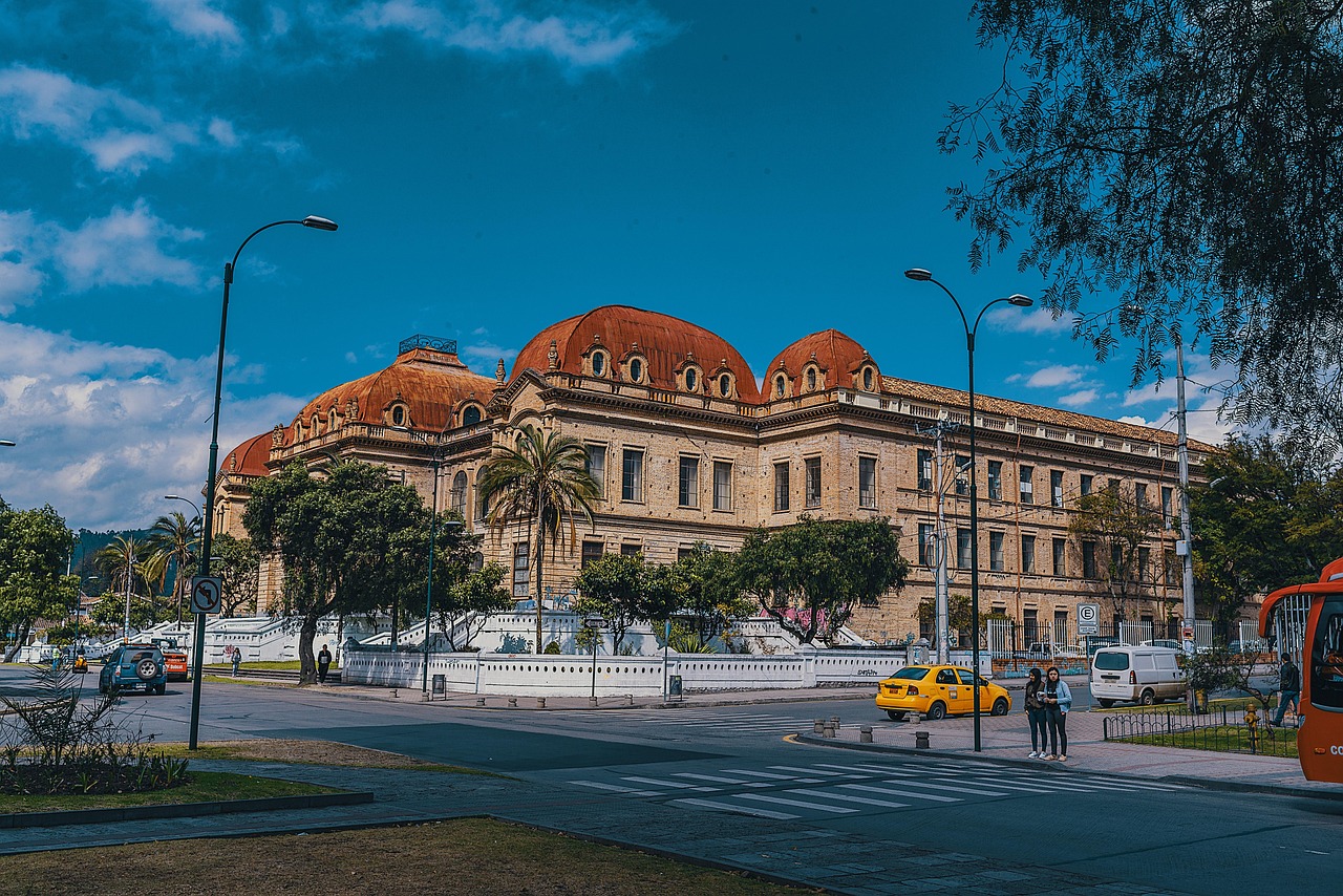 Vista panoramica di una masseria e un hotel in centro, confronto per scegliere dove soggiornare.