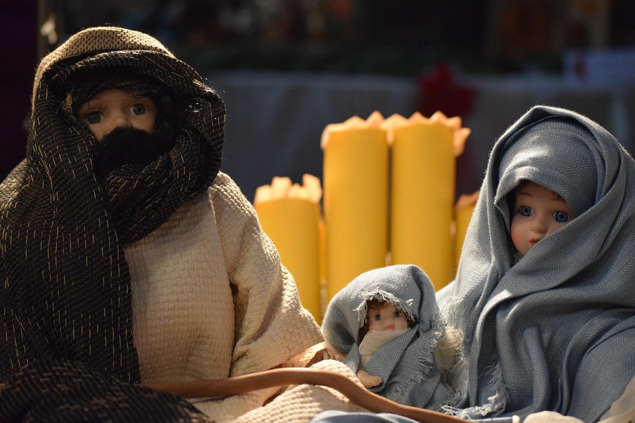 Albero di Natale illuminato in piazza a Taranto durante le festività natalizie.