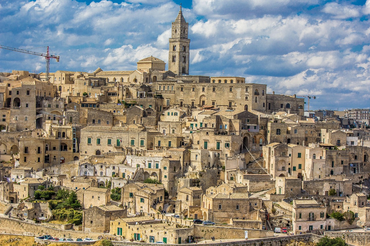 Borgo fantasma in Puglia con edifici abbandonati e paesaggio suggestivo.