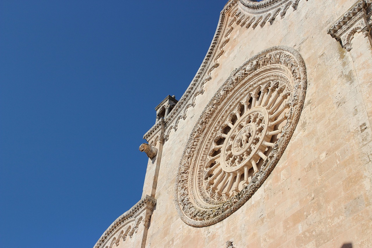 Cattedrale di Trani vista dal mare, con la sua facciata imponente e il campanile che svetta nel cielo.