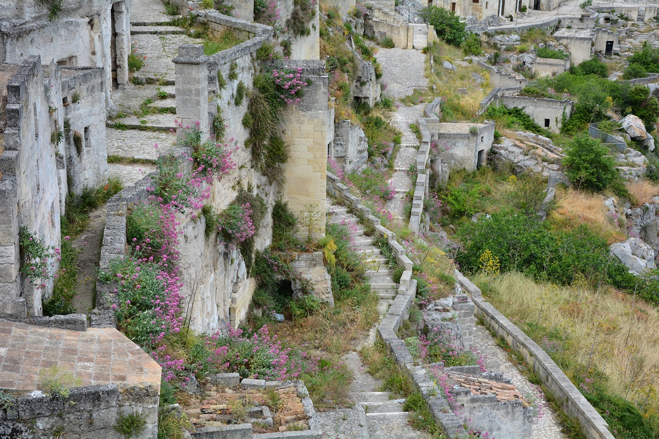 Fioriture primaverili nei pittoreschi borghi della Puglia, un'esplosione di colori e bellezza.