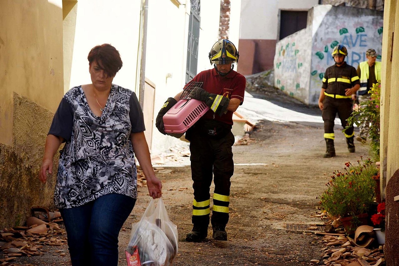 Vigili del fuoco in azione per salvare un uomo ustionato da un incendio domestico a Taranto.