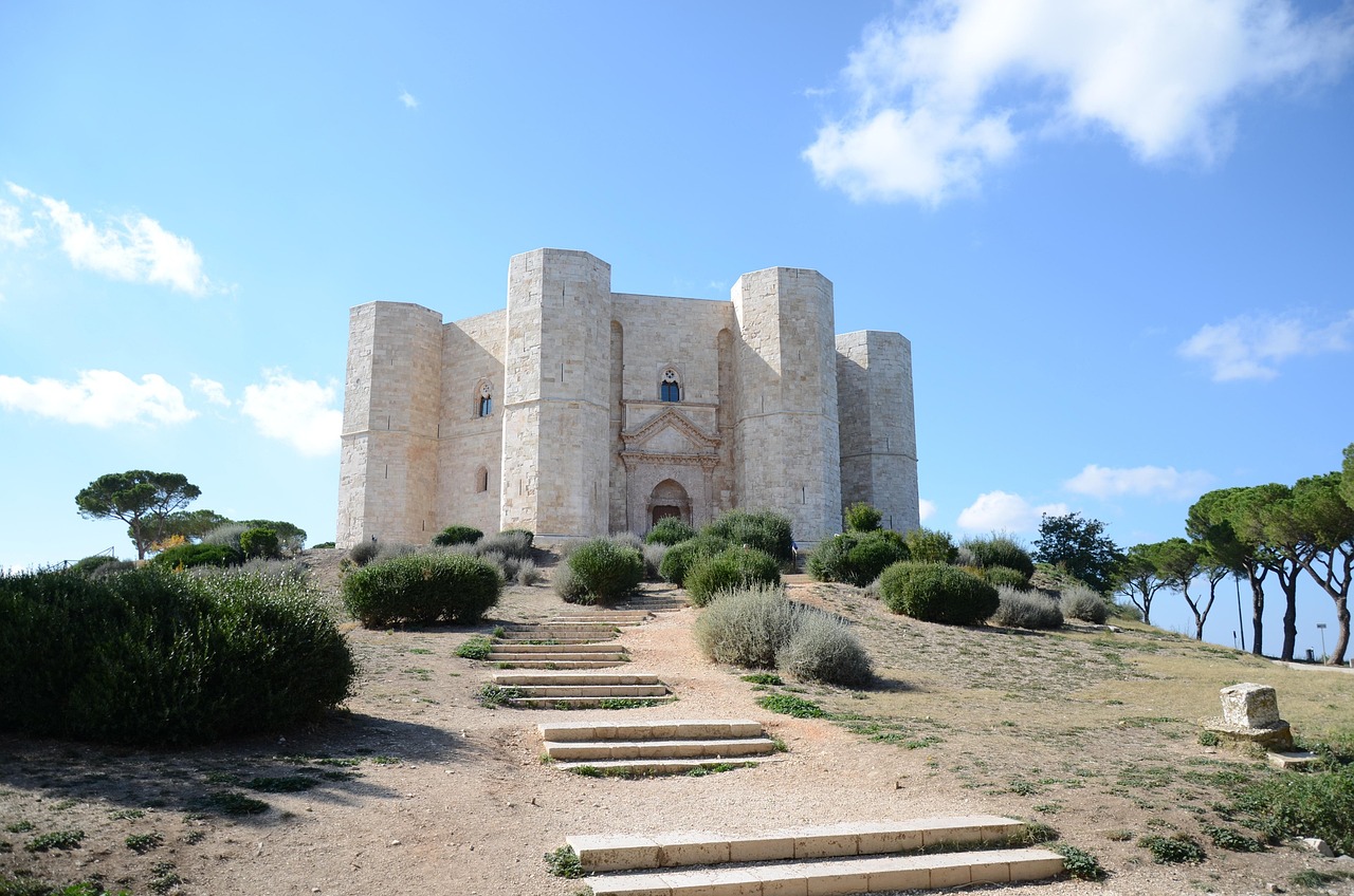 Castello misterioso della Puglia con torri e mura storiche, avvolto da un'atmosfera enigmatica.