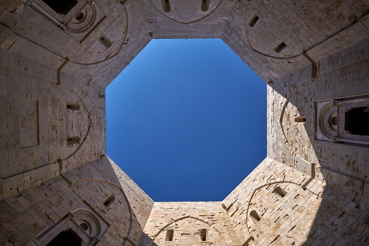 Dettaglio architettonico di Castel del Monte, evidenziando forme e ornamenti poco notati.