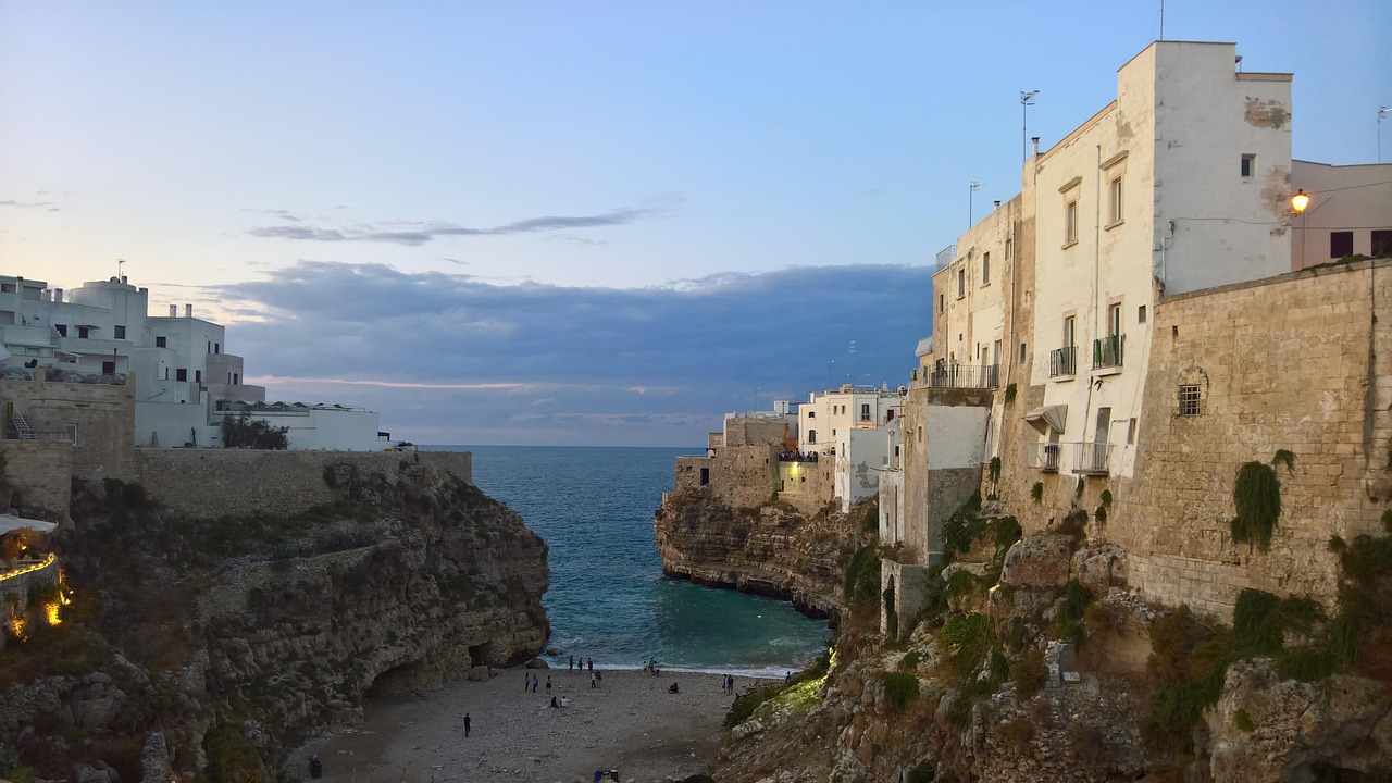 Baia dei Turchi: spiaggia cristallina e scogliere, meta ambita per fotografi e turisti in Puglia.