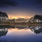 Immagine notturna serena con stelle e luna, evocativa di pace e relax per un buon riposo.