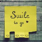 Frasi simpatiche per augurare un buon giorno, con un sorriso e colori vivaci.