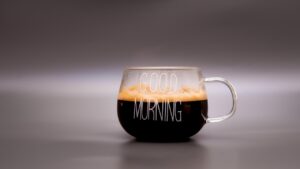 Caffè virtuale condiviso tra amici con frasi di buongiorno per il 14 febbraio 2026.