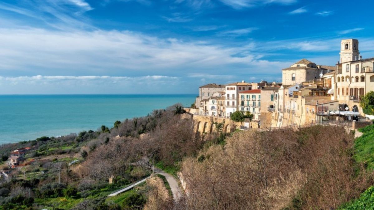 Panorama delle regioni Abruzzo, Lazio, Marche e Umbria con simbolo del bonus regionale.