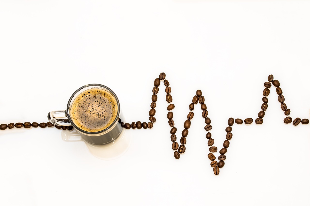 Tazza di caffè decaffeinato su un tavolo, con un libro aperto e un ambiente accogliente.