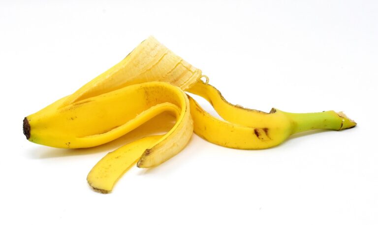 Bucce di banana per le rose: il metodo naturale che le fa fiorire il doppio