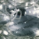 Immagine di un cielo stellato con una luna luminosa, simbolo di riflessione notturna e serenità.