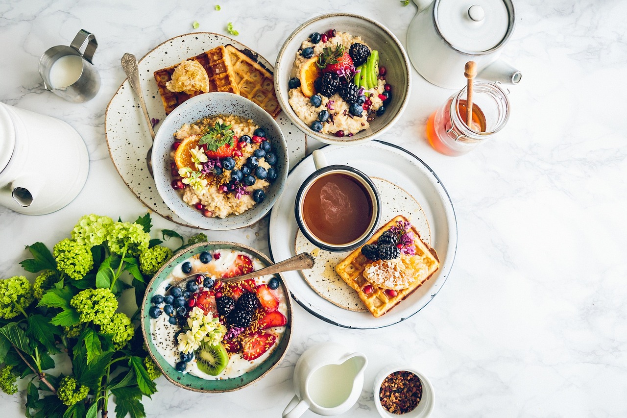 Immagine di una colazione con piatti salati e dolci, evidenziando opzioni salutari e nutrienti.