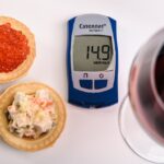 Immagine di cibi salutari per abbassare i trigliceridi, come frutta, verdura e pesce.