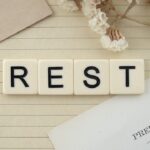 Immagine evocativa di un tramonto sereno con frasi ispiratrici per la buonanotte.