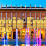 Museo di Bologna con visitatori che esplorano opere d'arte in una domenica gratuita.