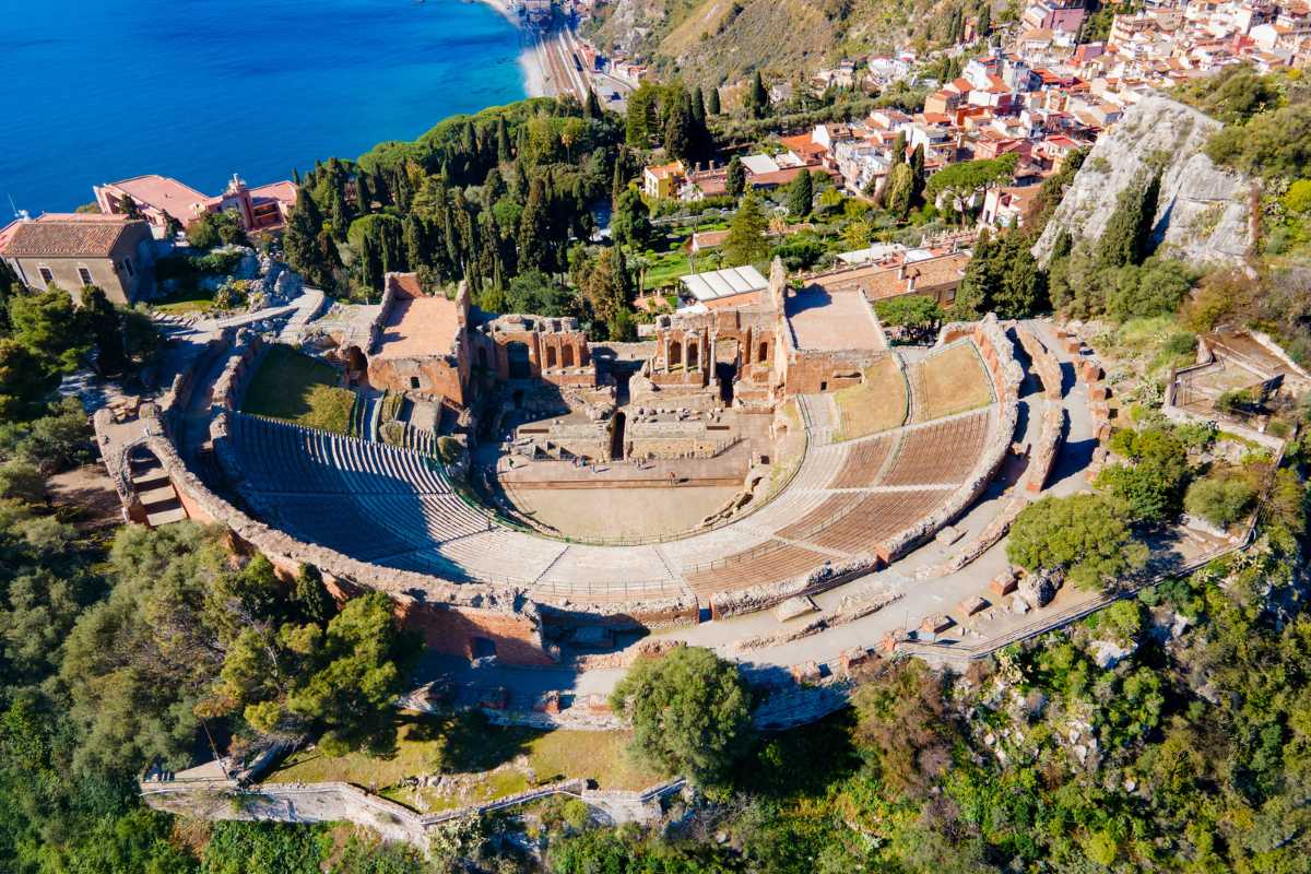 Vista panoramica di un teatro storico italiano, con eleganti architetture e pubblico affascinato.