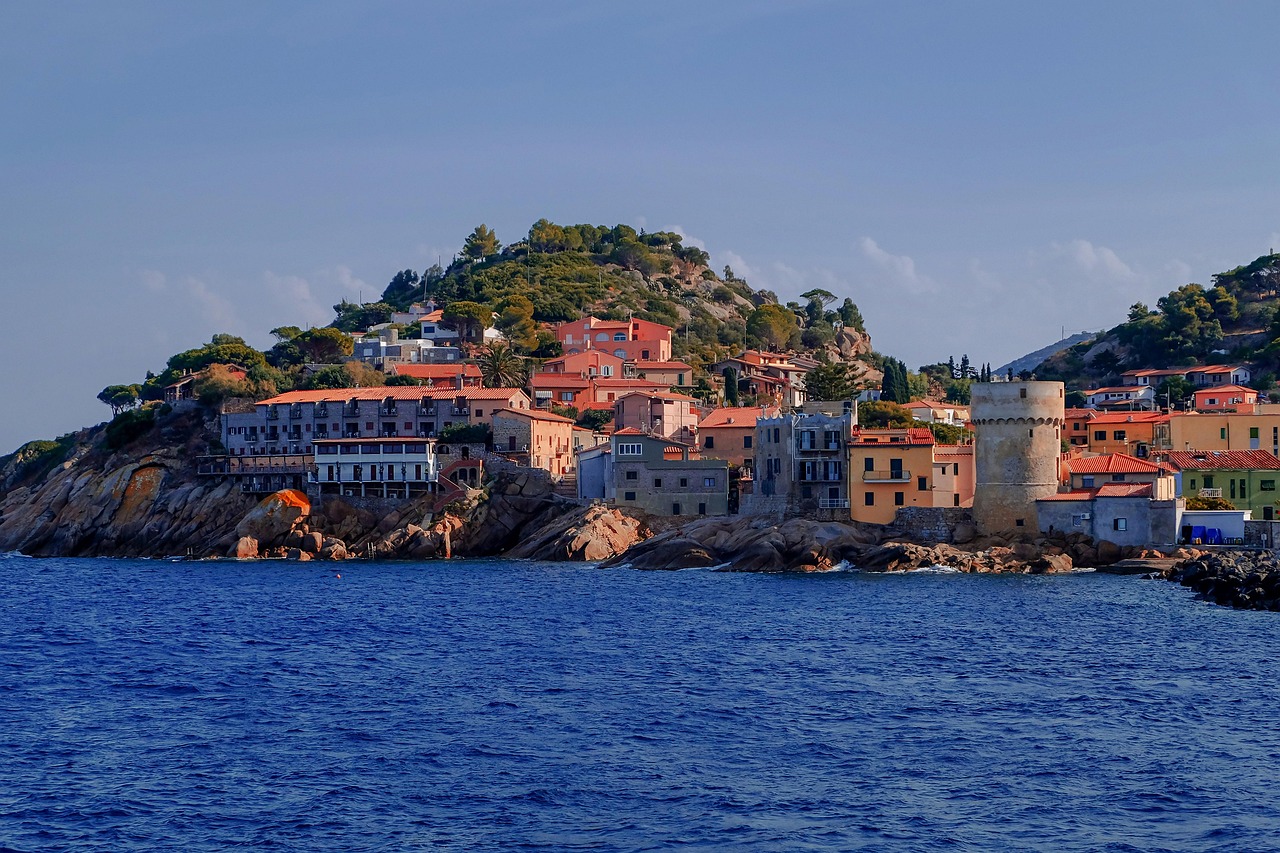 Vista panoramica del borgo dell'Isola del Giglio con spiagge e mare cristallino.