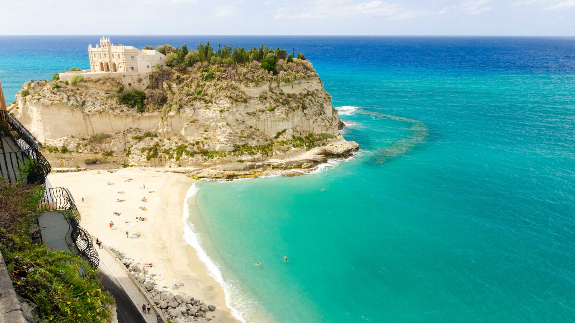 Spiaggia di Mondello, sabbia bianca e mare cristallino, tra le più belle della Sicilia.