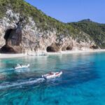 Caletta sarda con acque cristalline e sabbia bianca, un paradiso nascosto in Italia.