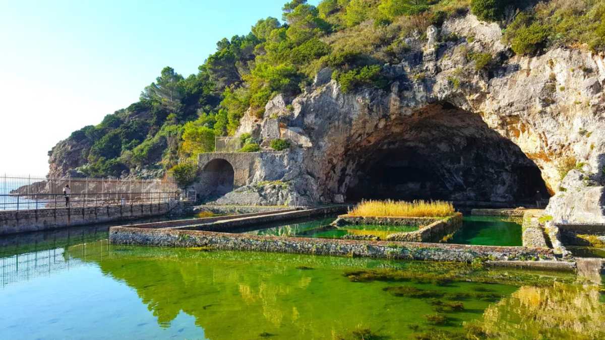 Piscina naturale in Sicilia con acque cristalline e paesaggio mozzafiato.
