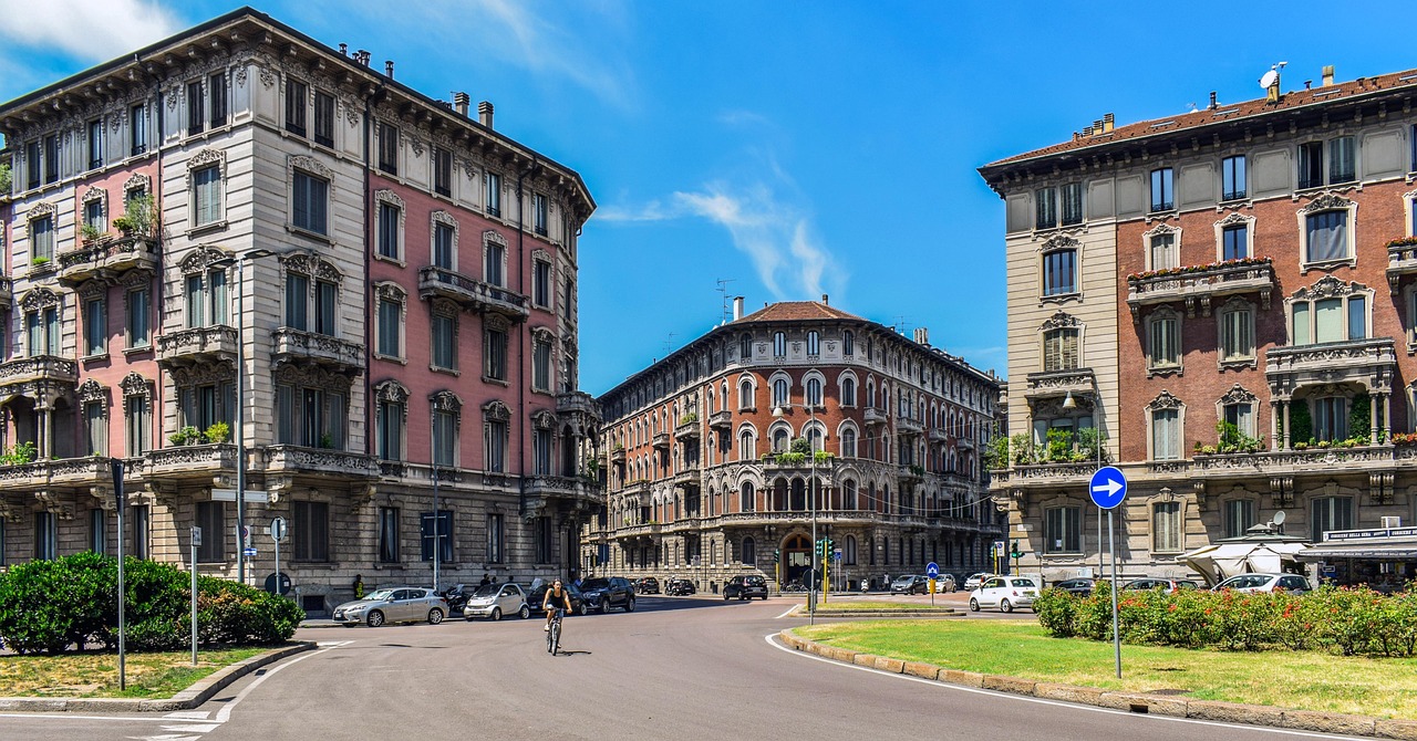 Vista panoramica di un quartiere caratteristico di Milano, con strade acciottolate e locali tipici.
