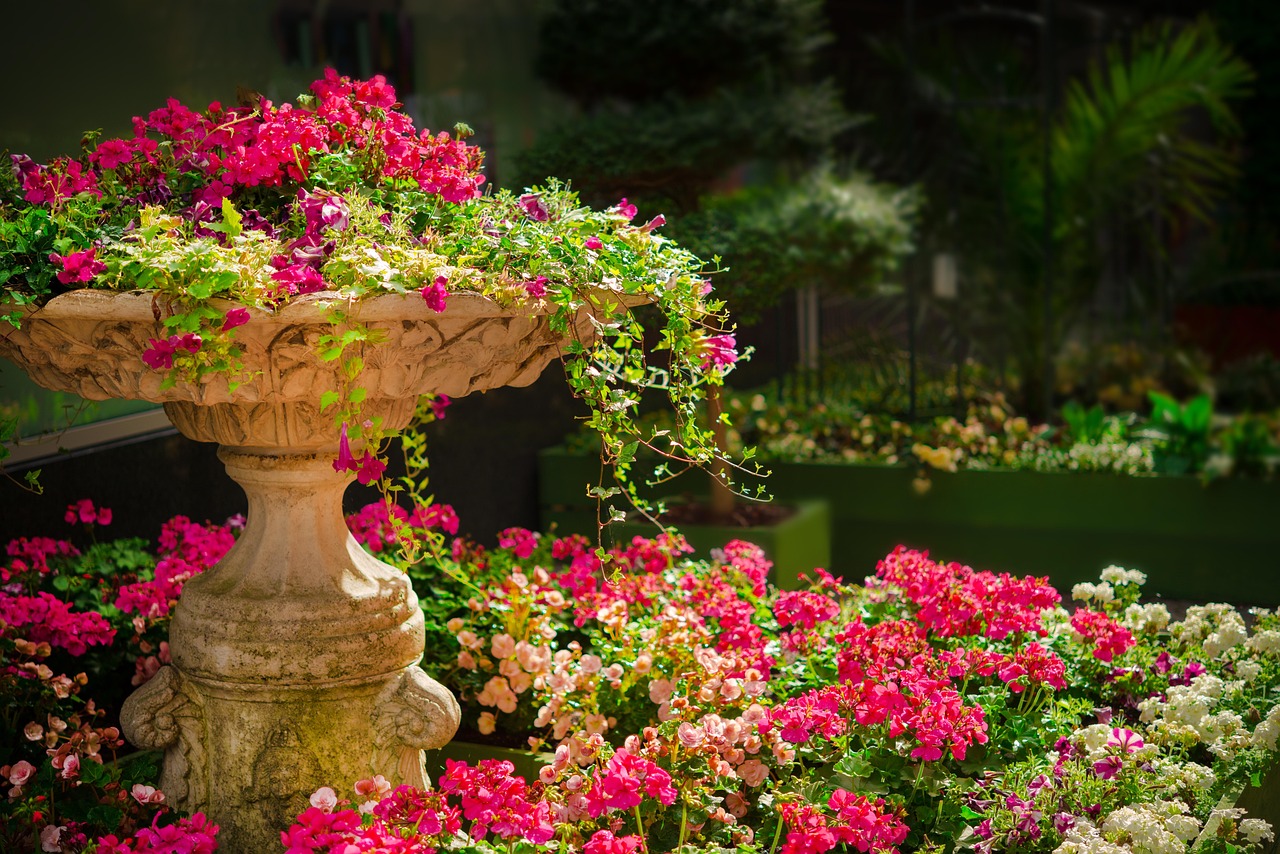 Immagine di un orto sinergico rigoglioso con diverse piante coltivate insieme nel giardino.