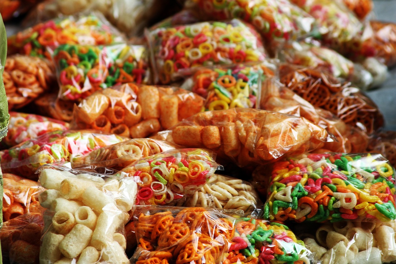 Immagine di diverse merendine poco consigliate in un supermercato.