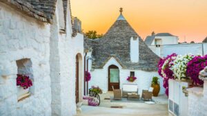Trulli, dammusi e bagli: ecco dove dormire in alloggi tipici in Italia